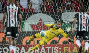 Everson defendeu o pênalti cobrado por David Luiz no reencontro do Atlético-MG com o Flamengo. Foto: Pedro Souza | Atlético-MG