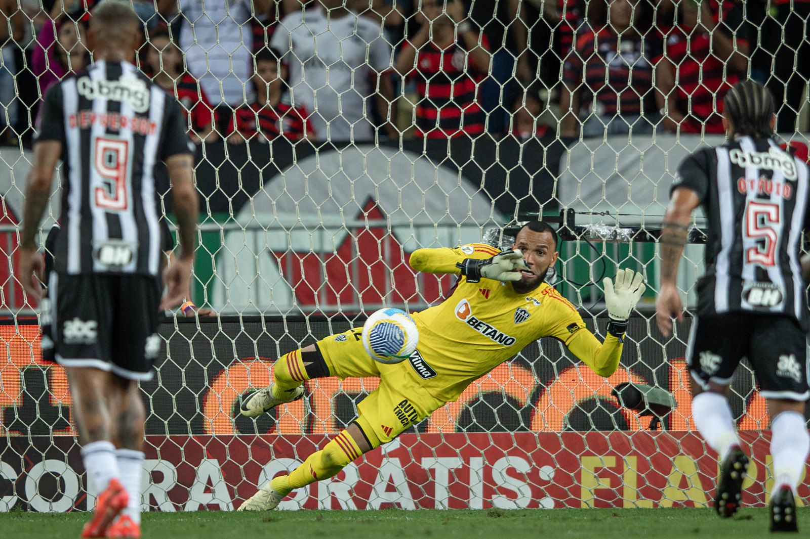 Everson defendeu o pênalti cobrado por David Luiz no reencontro do Atlético-MG com o Flamengo. Foto: Pedro Souza | Atlético-MG