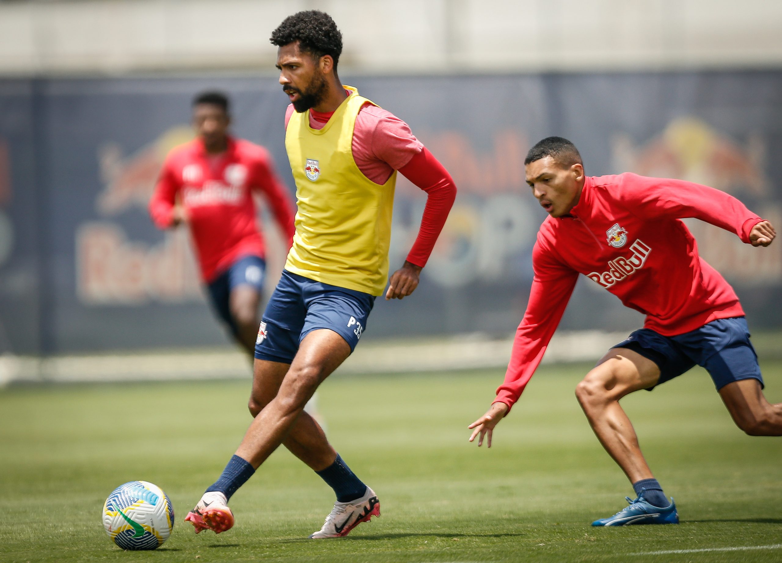 Matheus Fernandes e Raul, jogadores do Red Bull Bragantino. (Foto: Ari Ferreira/Red Bull Bragantino)