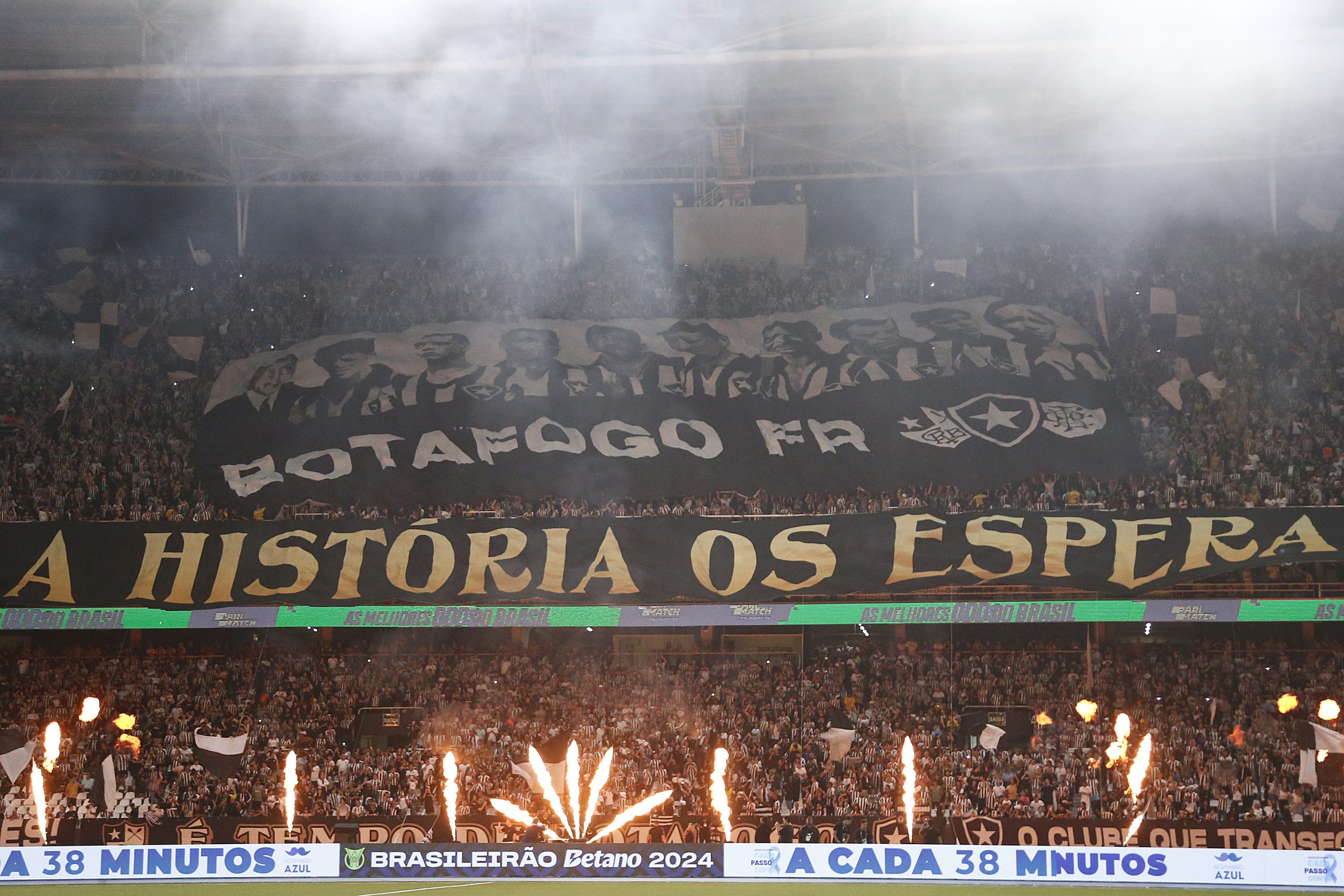 Festa da torcida do Botafogo contra o Vitória (Foto: Vítor Silva/Botafogo)