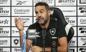 Artur Jorge durante sua última coletiva de imprensa antes da sequência mais importante do ano. (Foto: Vitor Silva/Botafogo)