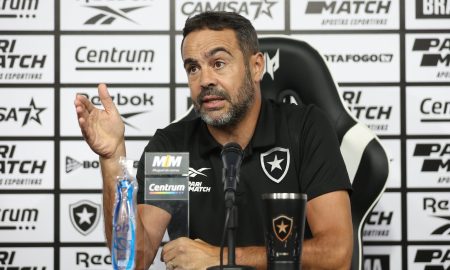 Artur Jorge durante sua última coletiva de imprensa antes da sequência mais importante do ano. (Foto: Vitor Silva/Botafogo)