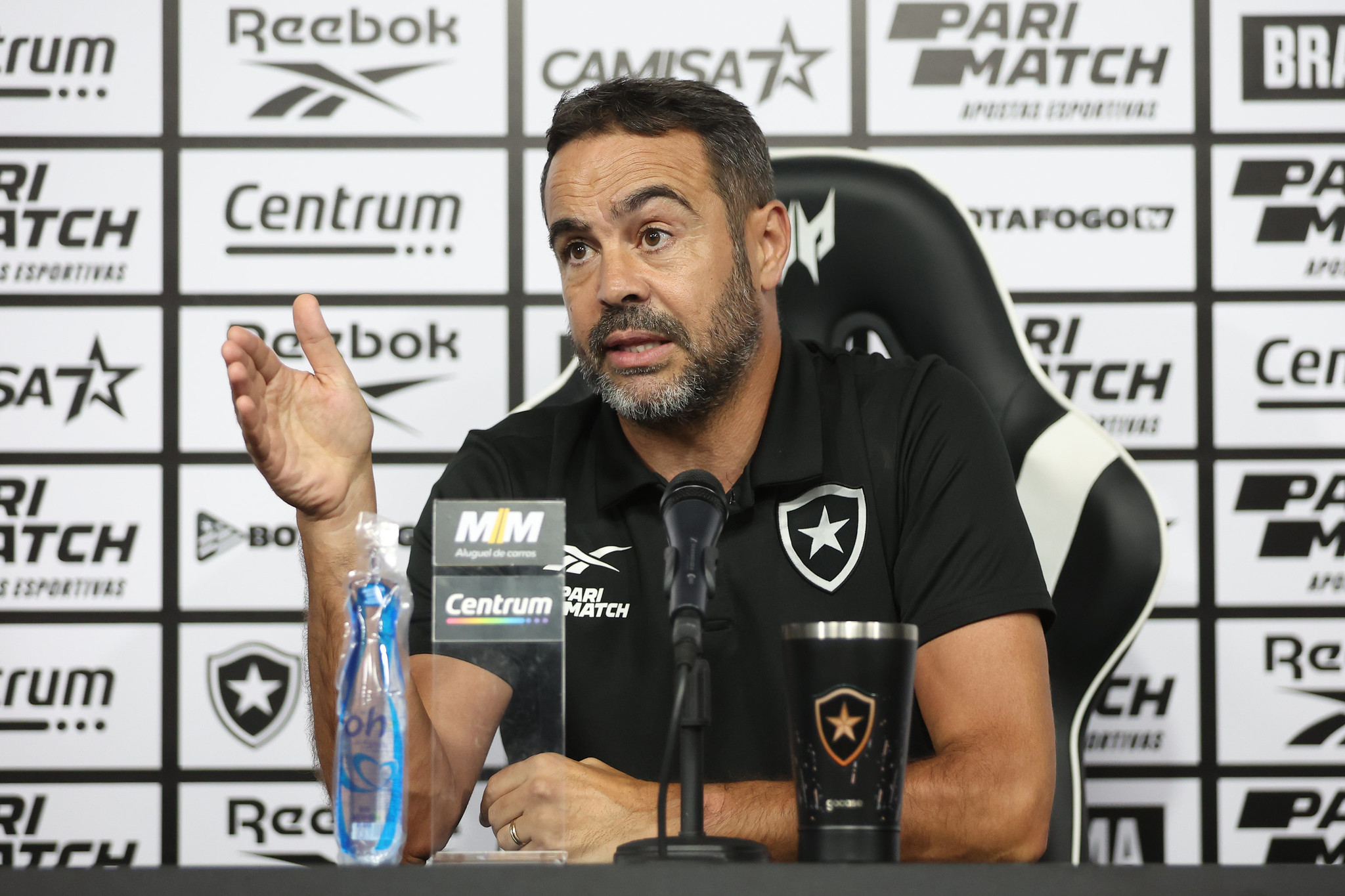 Artur Jorge durante sua última coletiva de imprensa antes da sequência mais importante do ano. (Foto: Vitor Silva/Botafogo)