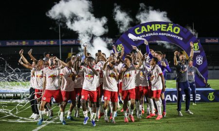 Jogadores do time sub-23 do Red Bull Bragantino celebrando a conquista do Brasileirão de Aspirantes. (Foto: Ari Ferreira/Red Bull Bragantino)