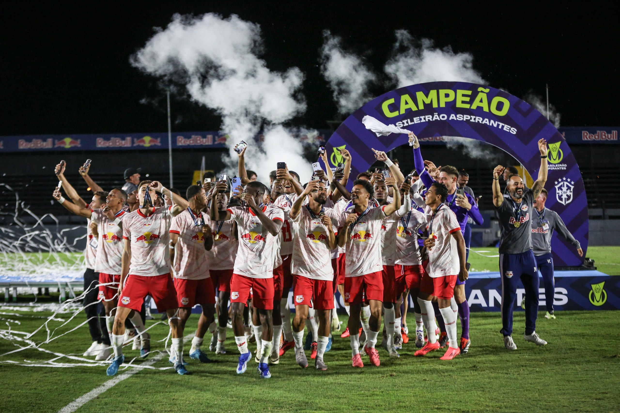 Jogadores do time sub-23 do Red Bull Bragantino celebrando a conquista do Brasileirão de Aspirantes. (Foto: Ari Ferreira/Red Bull Bragantino)