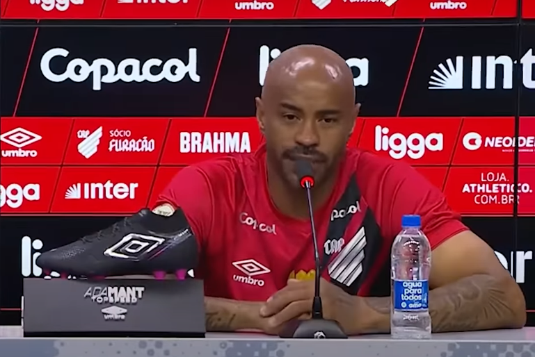 Thiago Heleno reconhece importância do apoio da torcida ao Athletico: 'nunca podemos deixar isso morrer' (Foto: Reprodução/Youtube/Athletico)