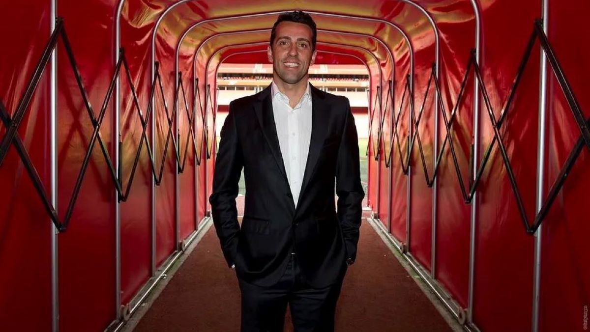 Edu Gaspar no Emirates. (Foto:Divulgação/Arsenal)