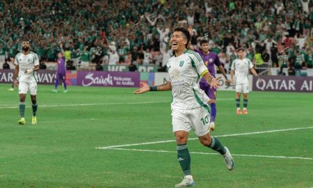 Firmino comemorando o gol do Al-Ahli. (Foto: Divulgação/Al-Ahli)