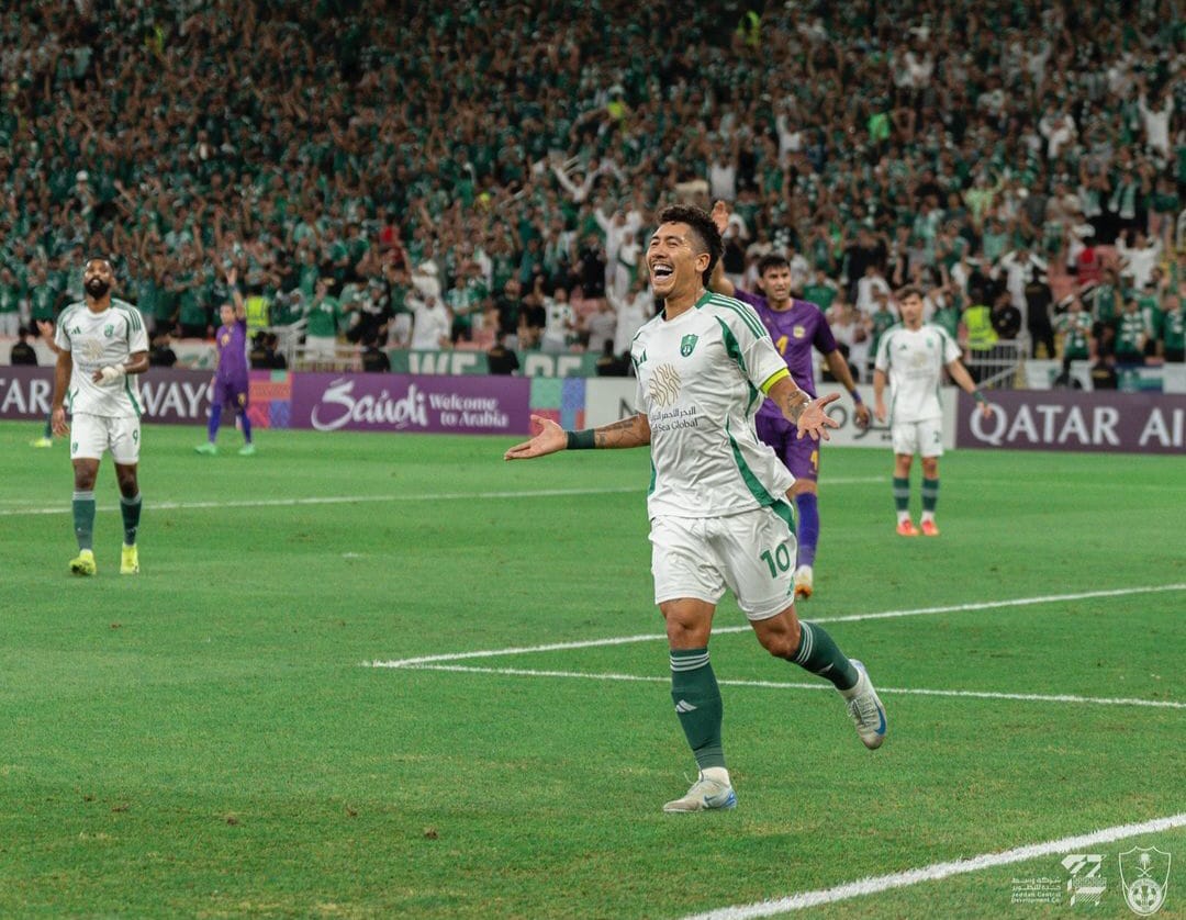 Firmino comemorando o gol do Al-Ahli. (Foto: Divulgação/Al-Ahli)