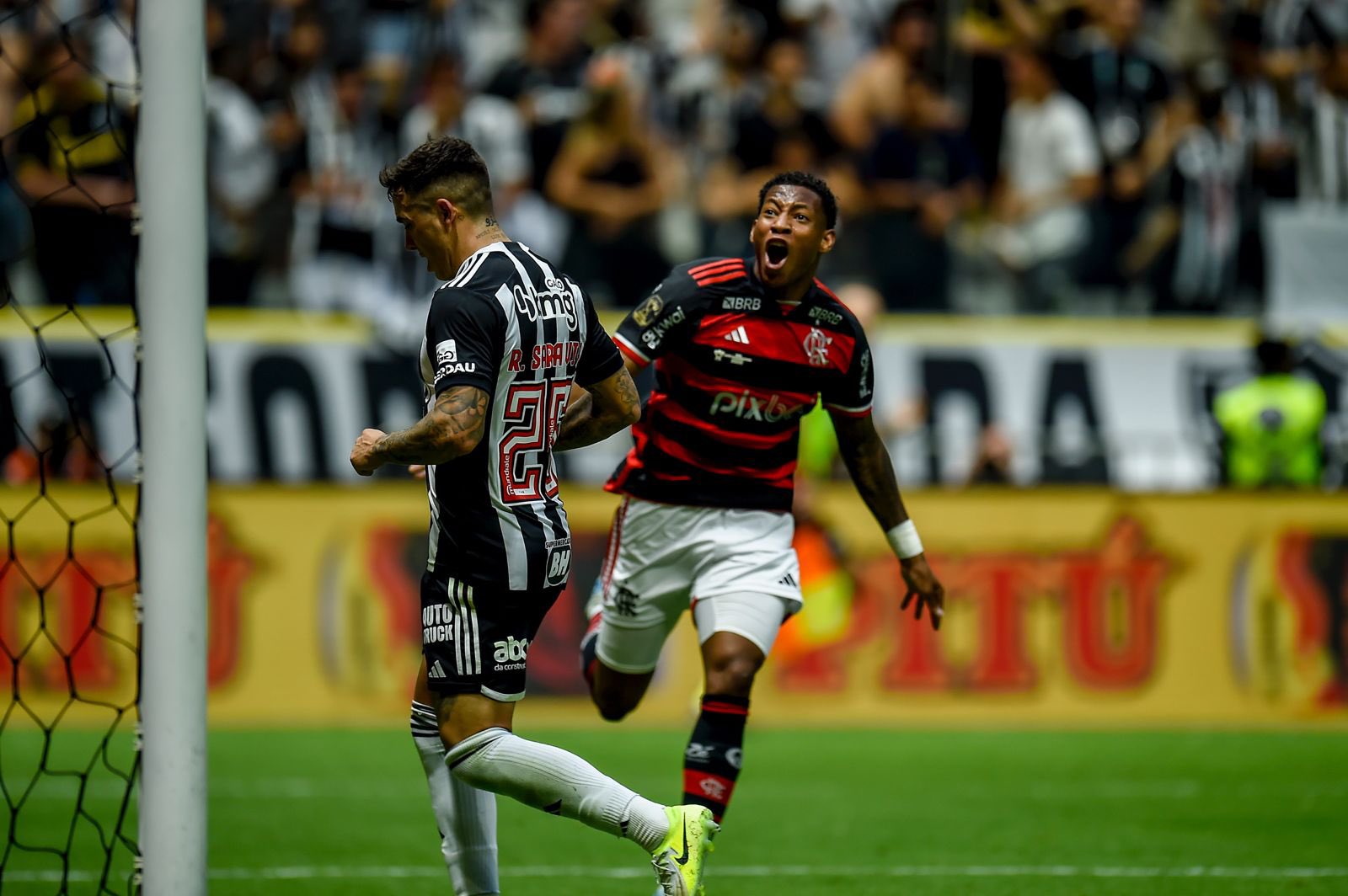 Plata foi o autor do gol que deu a vitória ao Flamengo no jogo de volta (Foto: Marcelo Cortes / CRF)