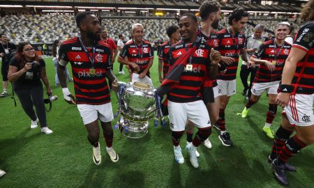 Gerson levantou a taça da quinta conquista do Flamengo (Foto: Gilvan de Souza / CRF)