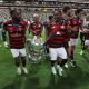 Gerson levantou a taça da quinta conquista do Flamengo (Foto: Gilvan de Souza / CRF)