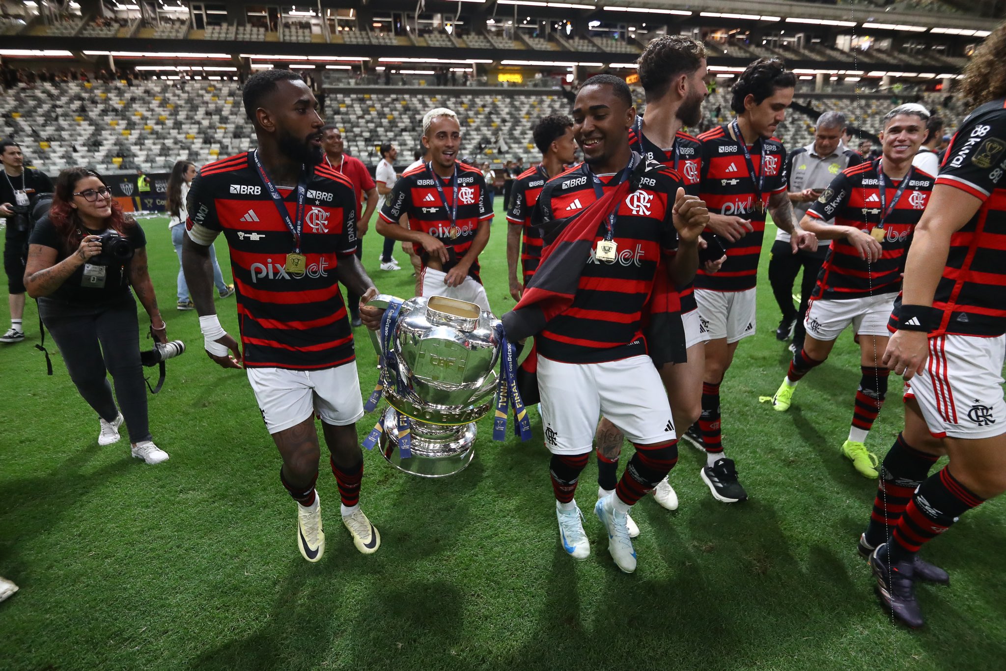 Gerson levantou a taça da quinta conquista do Flamengo (Foto: Gilvan de Souza / CRF)