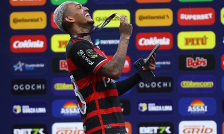 Wesley conquista seu primeiro título como protagonista do Flamengo (Foto: Gilvan de Souza / CRF)