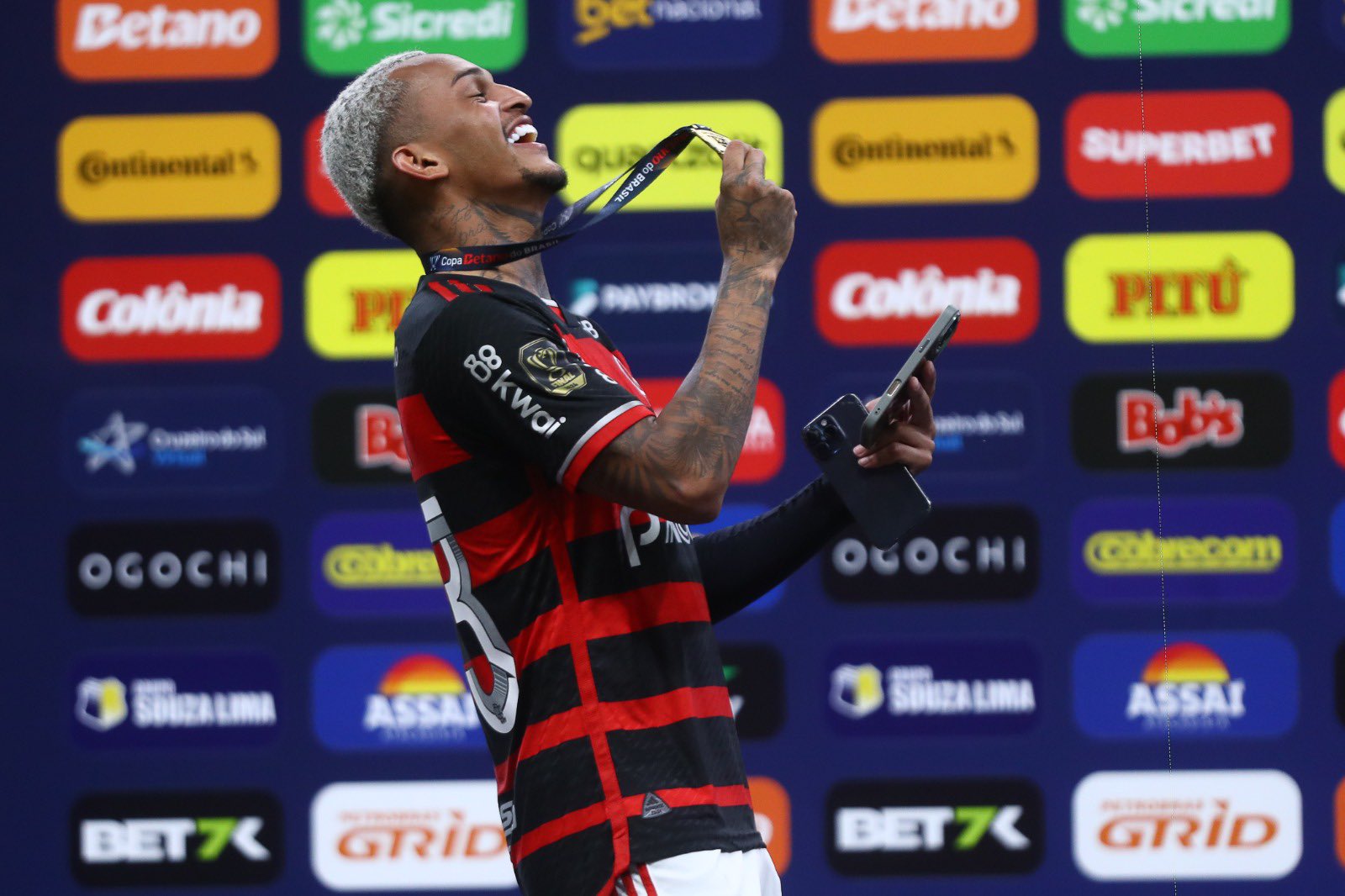 Wesley conquista seu primeiro título como protagonista do Flamengo (Foto: Gilvan de Souza / CRF)