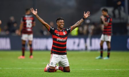 Bruno Henrique, junto de Arrascaeta e Gabigol se igualam a Zico e Júnior como jogadores com mais título no Flamengo (Foto: Marcelo Cortes / CRF)