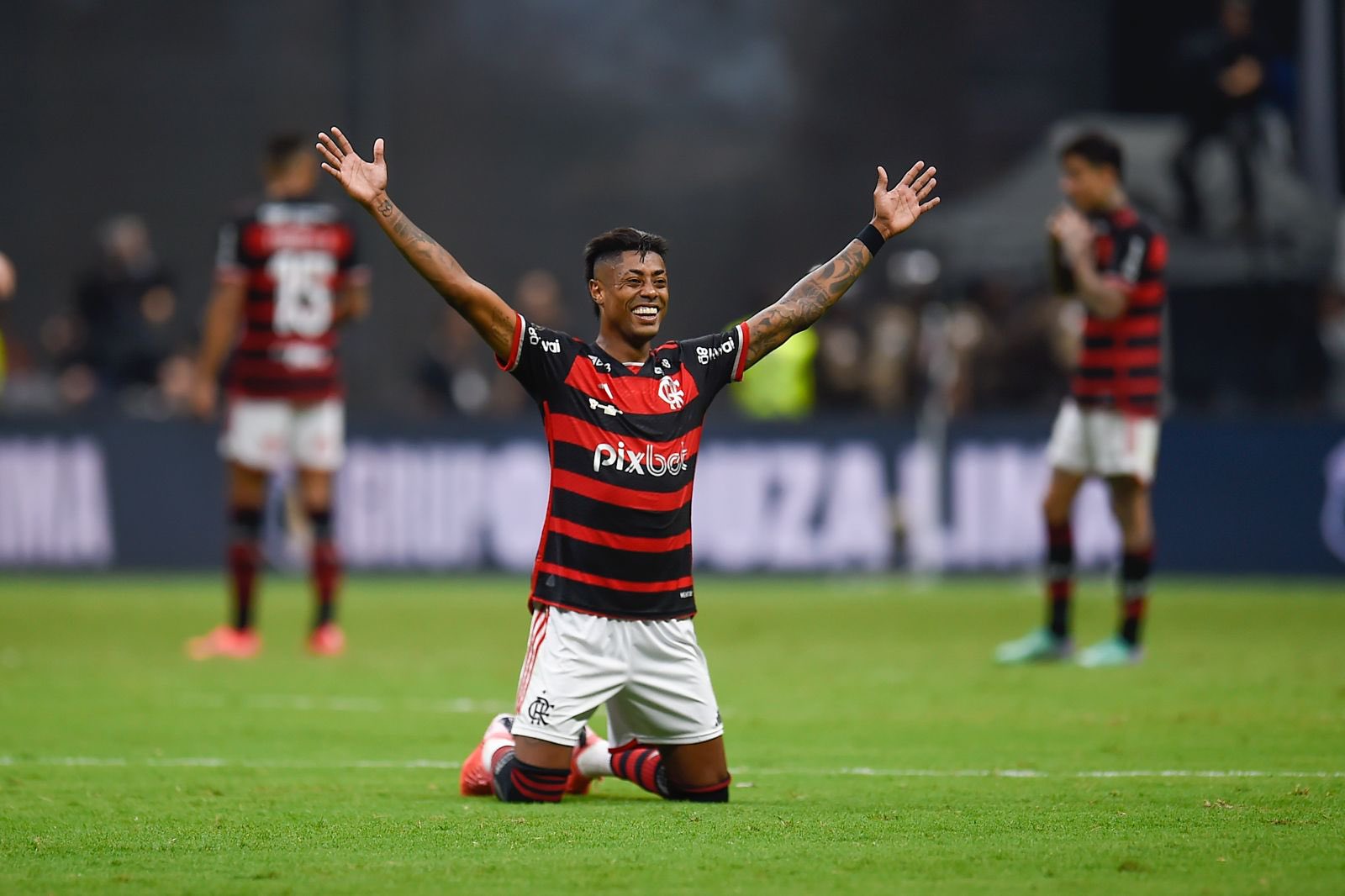 Bruno Henrique, junto de Arrascaeta e Gabigol se igualam a Zico e Júnior como jogadores com mais título no Flamengo (Foto: Marcelo Cortes / CRF)