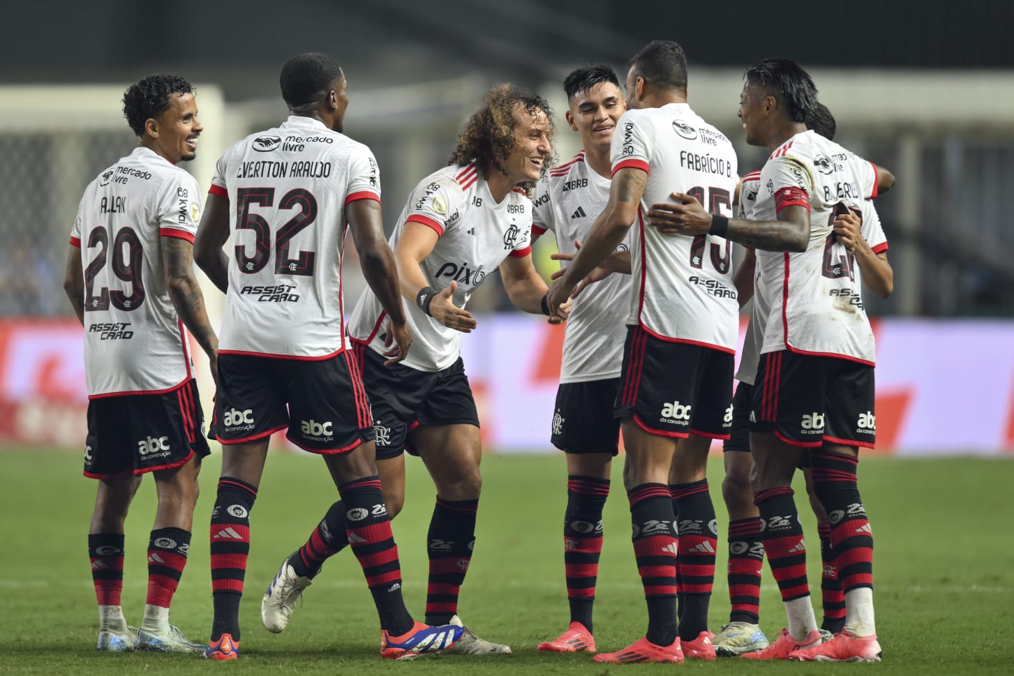 Time do Flamengo comemorando gol. Foto: Pedro Vilela/Getty Images