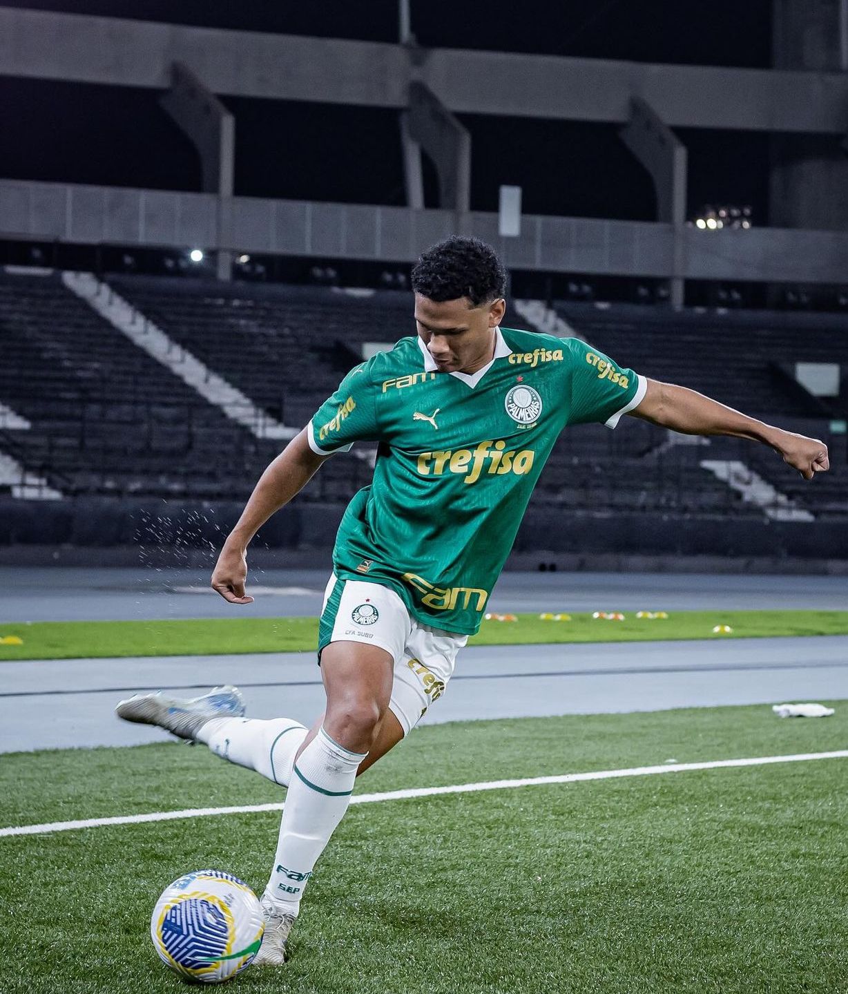 Cria da Acadêmia Lucas Gabriel em ação pela equipe Sub-17 do Palmeiras. (Foto Divulgação/SEP.)