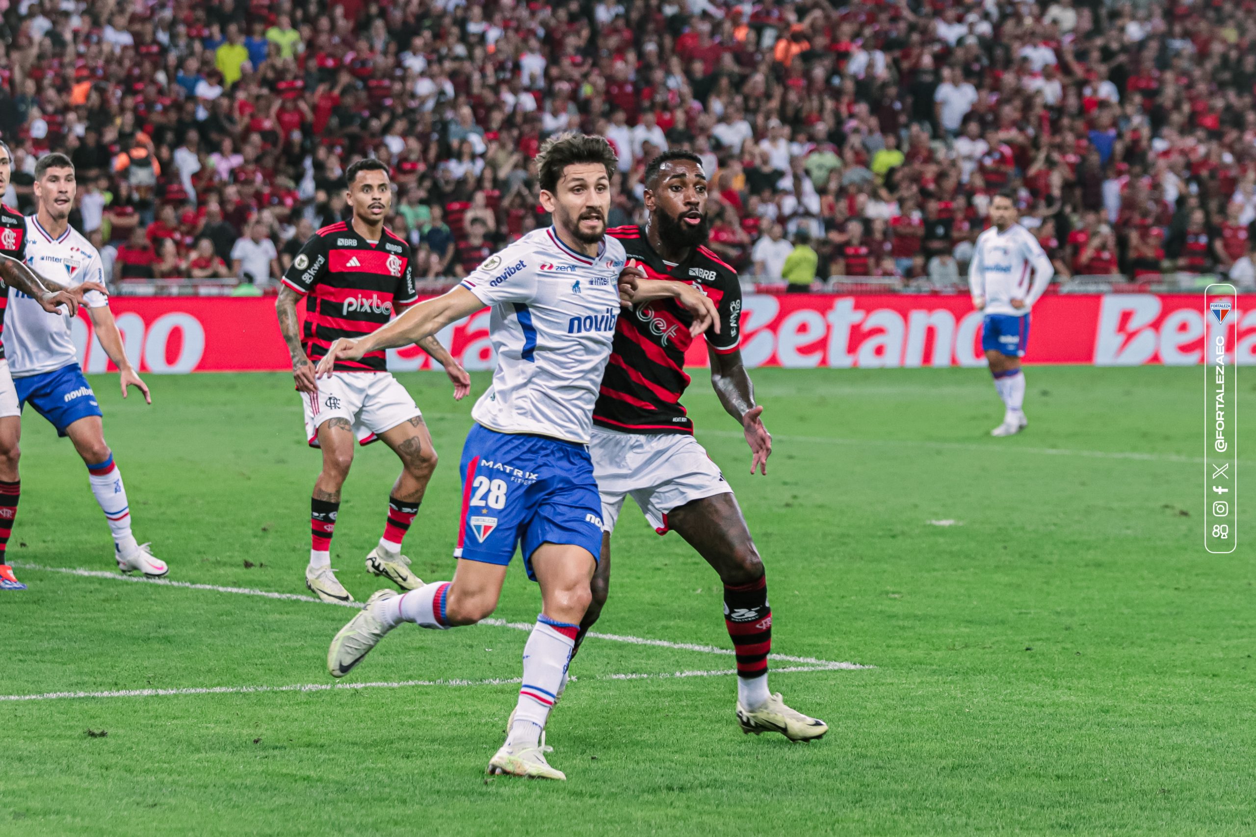 Fortaleza e Flamengo em ação. (Foto: Matheus Amorim/FEC)