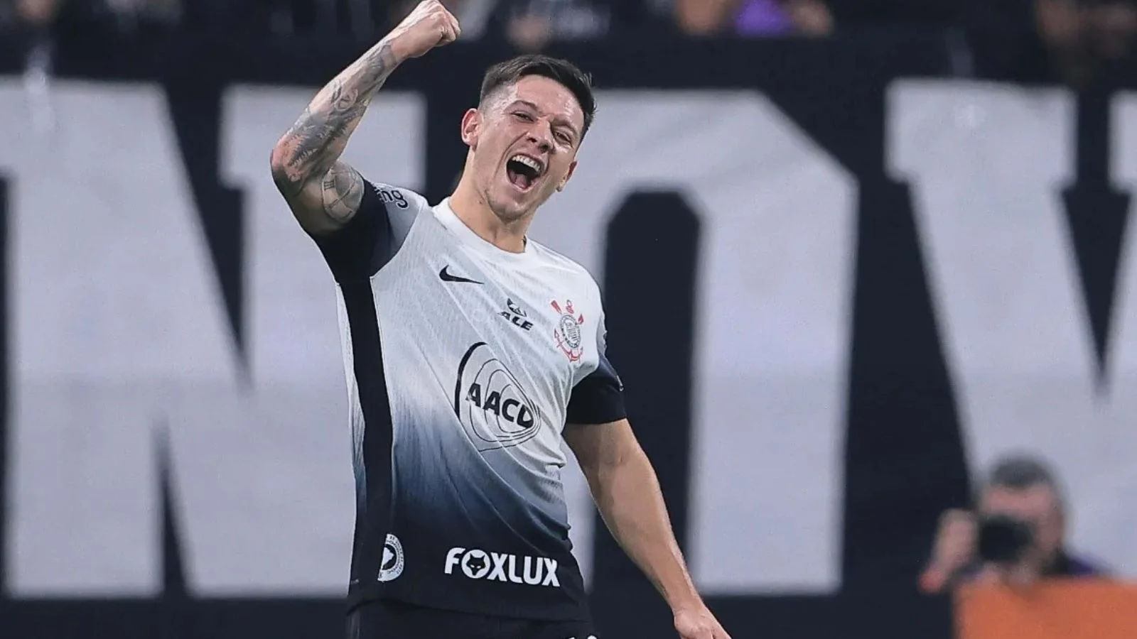 Rodrigo Garro, eleito craque da partida, comemora vitória do Corinthians. (Foto: Rodrigo Coca/Agência Corinthians)