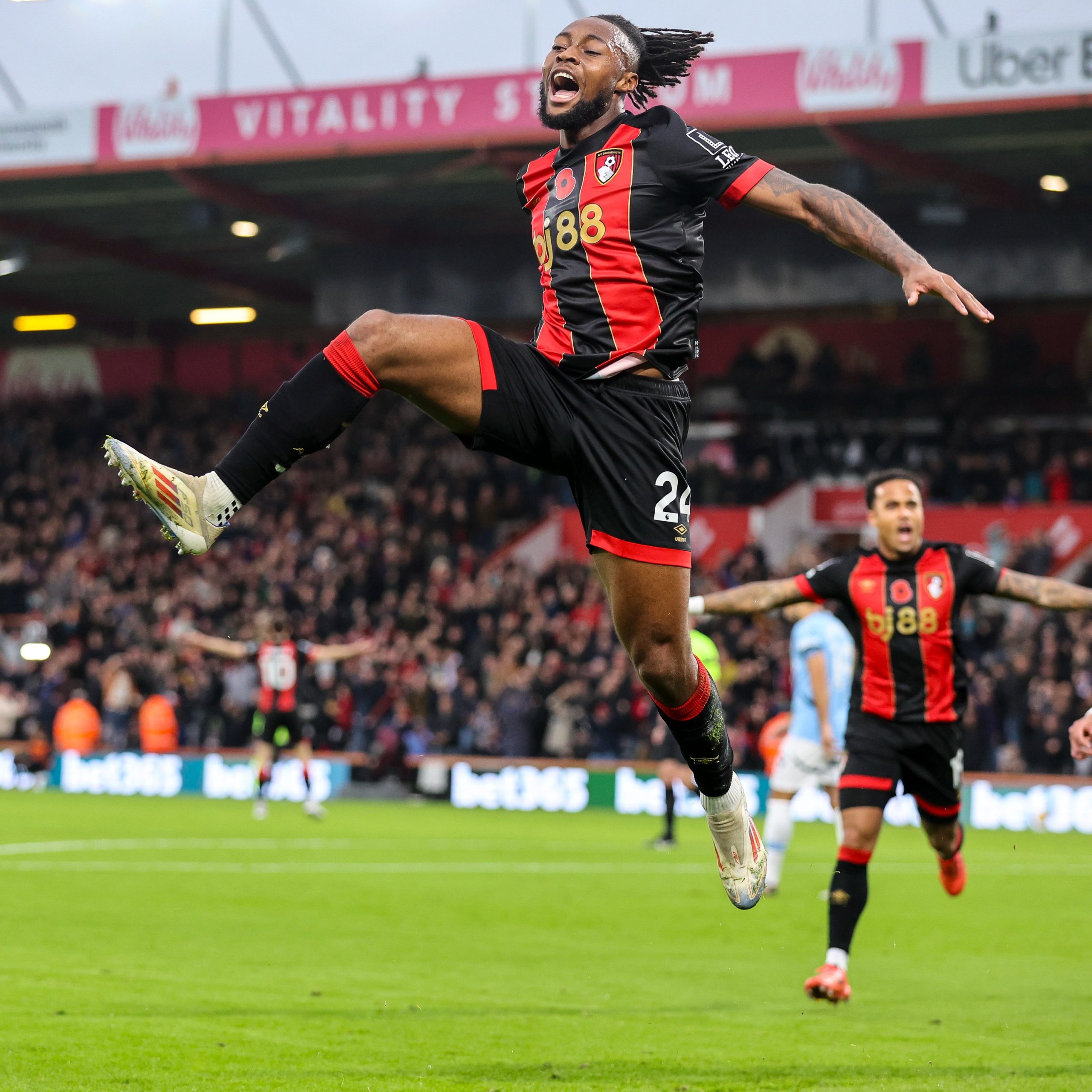 Semenyo comemorando. (Foto: Divulgação/Bournemouth)