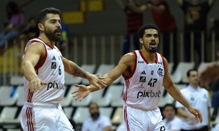 Dois jogadoes do Flamengo em quadra durante a partida