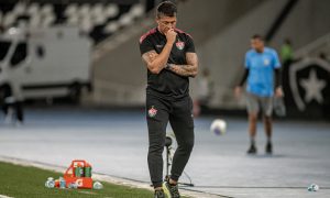 Thiago Carpini, técnico do Vitória, em jogo contra o Botafogo Foto: Victor Ferreira/EC Vitória