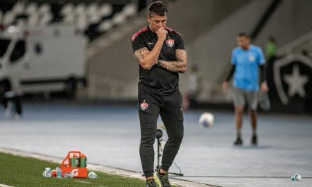 Thiago Carpini, técnico do Vitória, em jogo contra o Botafogo Foto: Victor Ferreira/EC Vitória