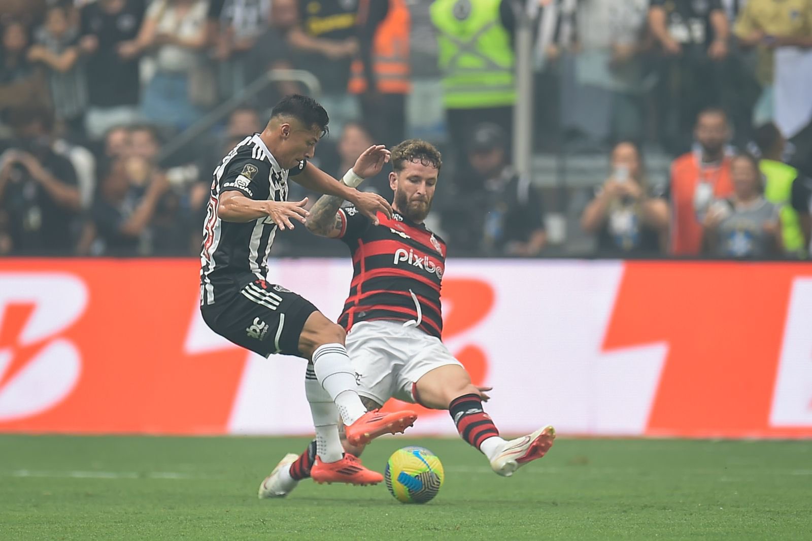 Léo Pereira tem atuação sólida na final contra o Atlético-Mg. Foto: Marcelo Cortes/CRF