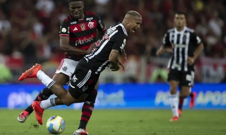 Evertton Araújo divide bola com Deyverson em Flamengo x Atlético-MG (Foto: Jorge Rodrigues/AGIF)