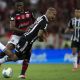 Evertton Araújo divide bola com Deyverson em Flamengo x Atlético-MG (Foto: Jorge Rodrigues/AGIF)