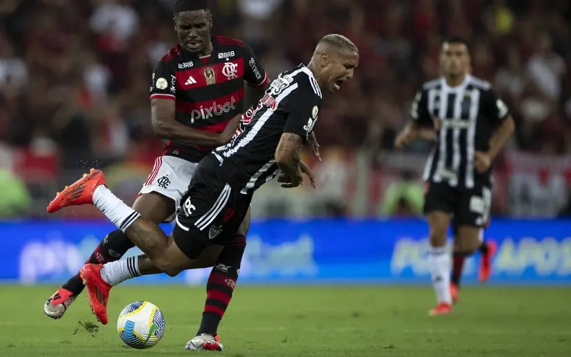 Evertton Araújo divide bola com Deyverson em Flamengo x Atlético-MG (Foto: Jorge Rodrigues/AGIF)