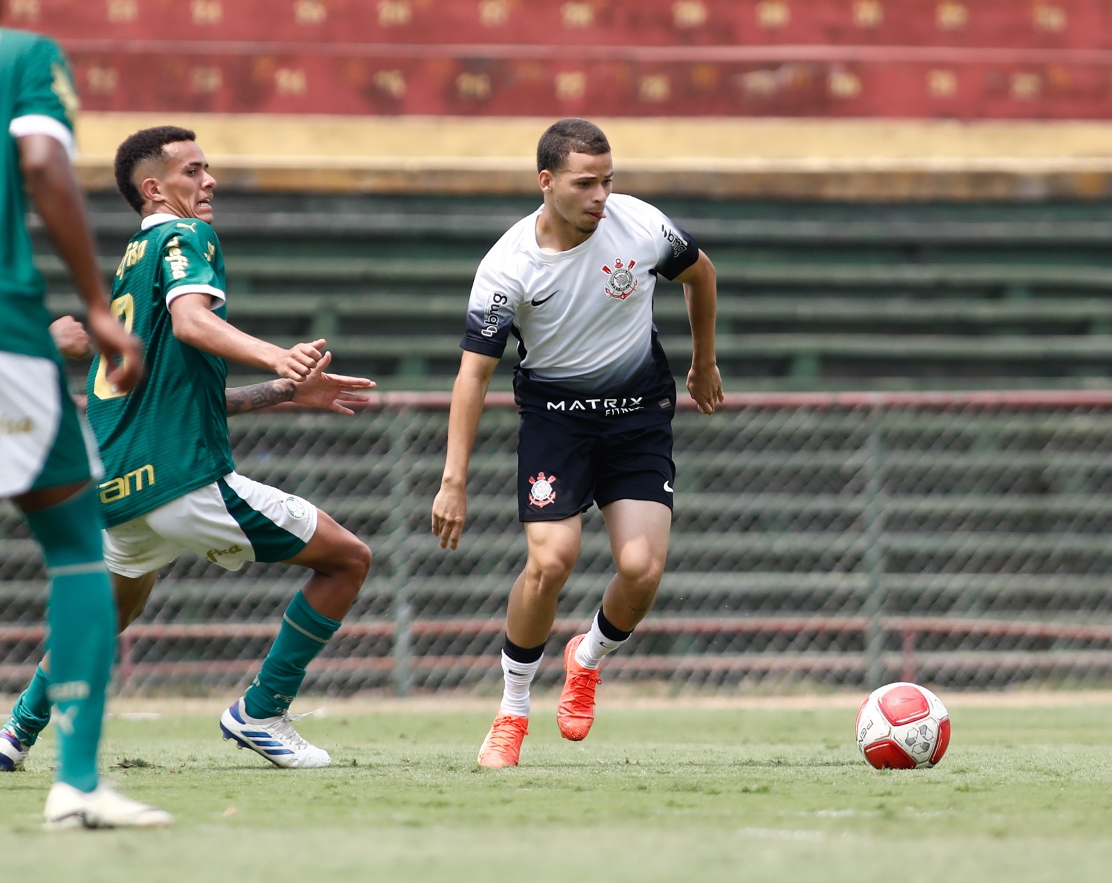 Lucas Souza protagoniza boa temporada no Sub-17 do Corinthians. (Foto: Divulgação/Agência Corinthians).