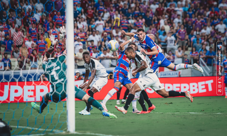 Martínez marcando o primeiro gol do Fortaleza na partida. (Foto: Matheus Lotif/FEC)