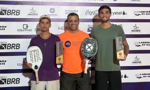 Cahu de roxo e Cavalieri de verde com Gilson França de laranja na premiação e dupla em ação durante a final (Foto: Fotop)