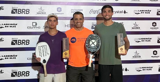 Cahu de roxo e Cavalieri de verde com Gilson França de laranja na premiação e dupla em ação durante a final (Foto: Fotop)