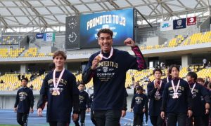 Brasileiro mostra a medalha de campeão durante e festa deste domingo com a torcida do clube japonês (Foto: Divulgação Tochigi City FC)