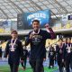 Brasileiro mostra a medalha de campeão durante e festa deste domingo com a torcida do clube japonês (Foto: Divulgação Tochigi City FC)