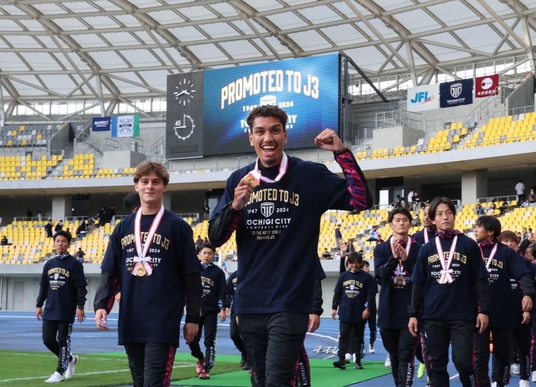 Brasileiro mostra a medalha de campeão durante e festa deste domingo com a torcida do clube japonês (Foto: Divulgação Tochigi City FC)