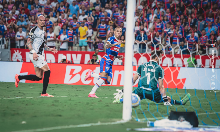 Breno Lopes marcando o segundo gol do Fortaleza na partida. (Foto: Matheus Lotif/FEC)