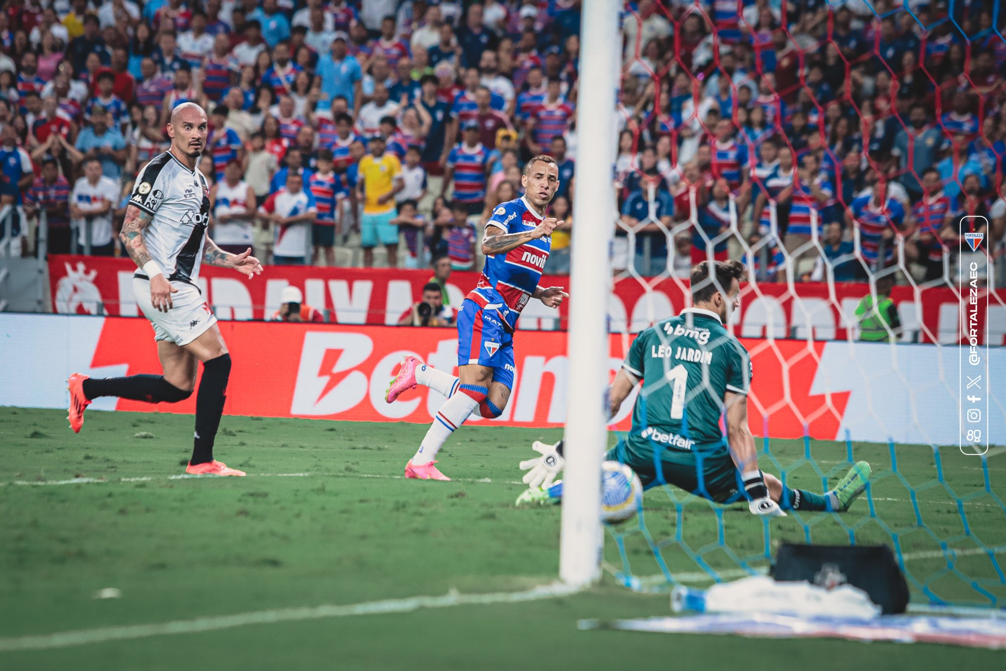 Breno Lopes marcando o segundo gol do Fortaleza na partida. (Foto: Matheus Lotif/FEC)