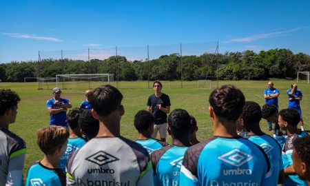 Geromel visita atletas do Grêmio Sub-15 no CFT Presidente Hélio Dourado (Foto: Angelo Pieretti/Grêmio FBPA)