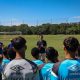 Geromel visita atletas do Grêmio Sub-15 no CFT Presidente Hélio Dourado (Foto: Angelo Pieretti/Grêmio FBPA)