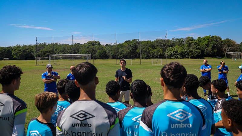 Geromel visita atletas do Grêmio Sub-15 no CFT Presidente Hélio Dourado (Foto: Angelo Pieretti/Grêmio FBPA)