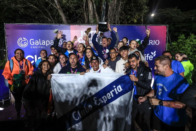 Esperia levanta o troféu (Foto: Marcello Zambrana)