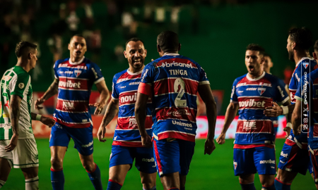 Elenco do Fortaleza comemora um dos gols na partida. (Foto: Leonardo Moreira/FEC)