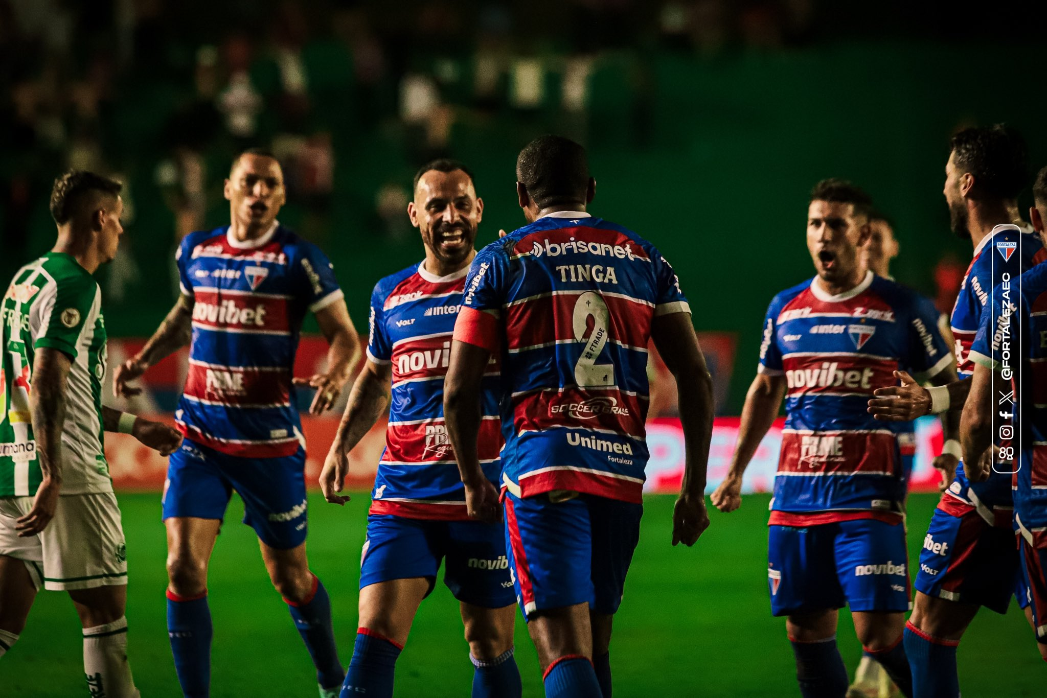 Elenco do Fortaleza comemora um dos gols na partida. (Foto: Leonardo Moreira/FEC)