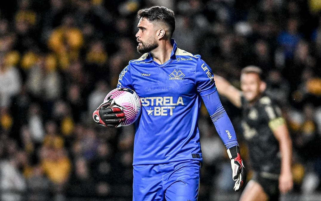 Goleiro Gustavo é um dos principais jogadores do Criciúma (Foto: Divulgação)