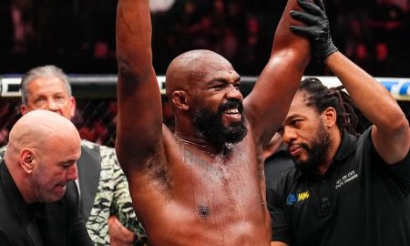 Jon Jones recebe o cinturão do UFC (Foto: Divulgação/Instagram Oficial UFC)